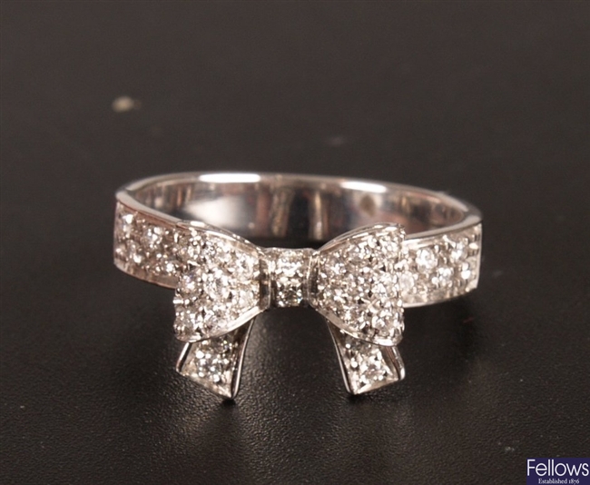 18ct white gold bow shape ring with round