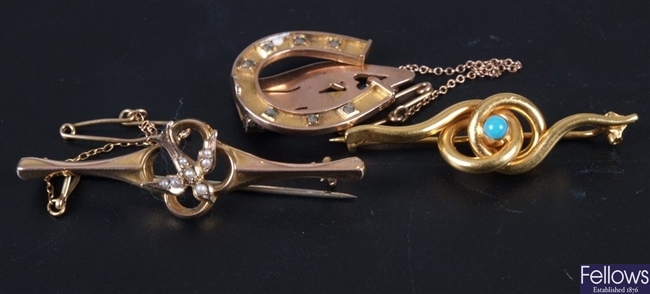 9ct gold marcasite set horseshoe napkin clip,a 