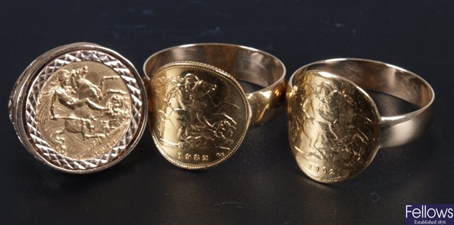 Three 9ct gold Sovereign rings to include two