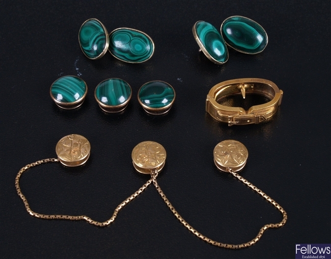 Six items of jewellery to include pair of