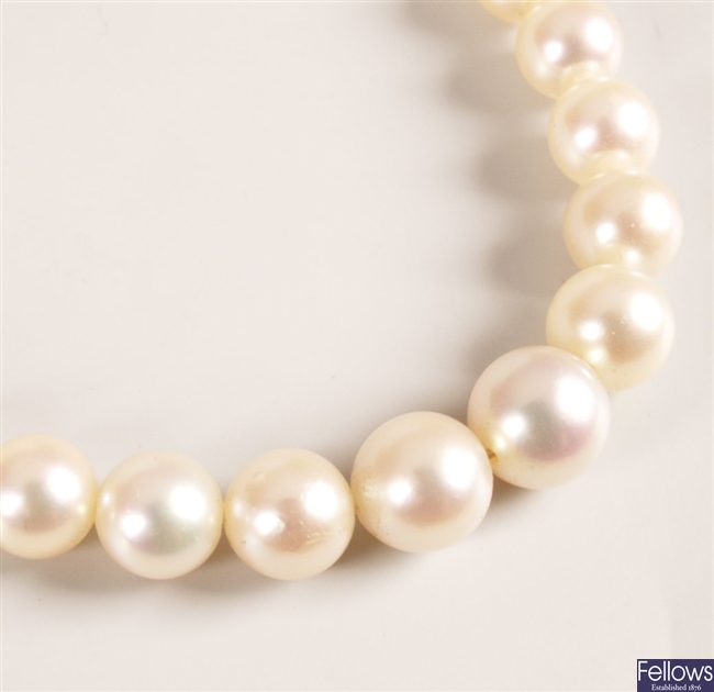 Single row graduated cultured pearl necklet 68cms