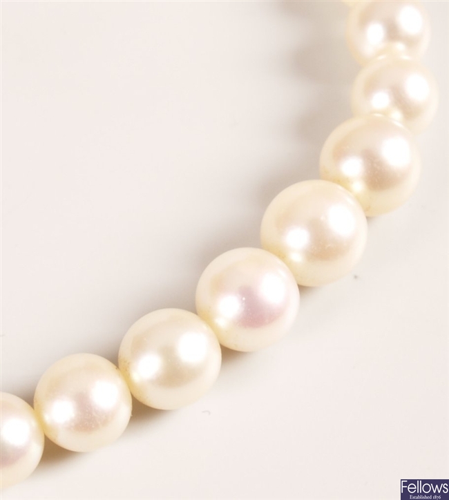 Single row graduated cultured pearl necklet with