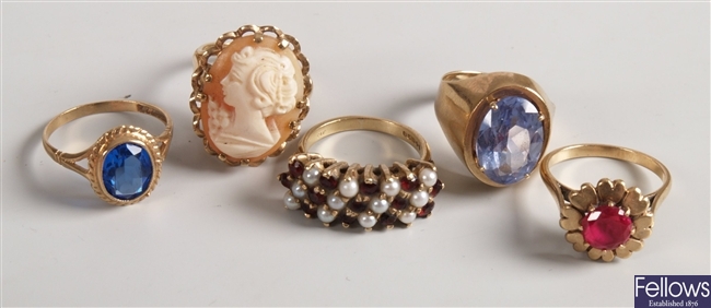 9ct gold garnet and pearl three rwo ring, 9ct