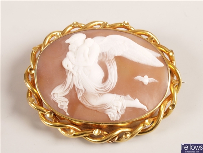 Large oval shell cameo brooch depicting
