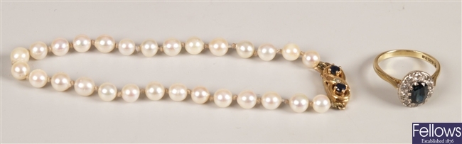 A cultured pearl bracelet with a 9ct gold clasp