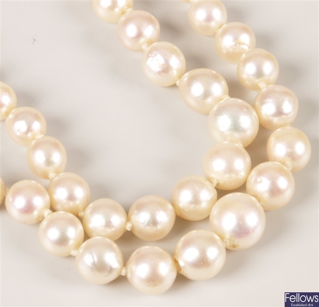 Two row graduated cultured pearl necklet of 37cms
