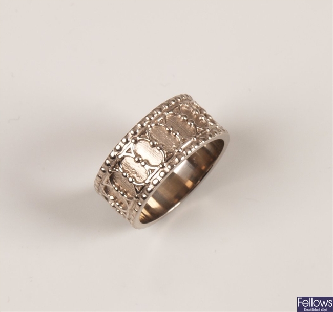 18ct white gold band ring with a repeated