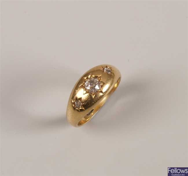 18ct gold three stone graduated diamond ring set