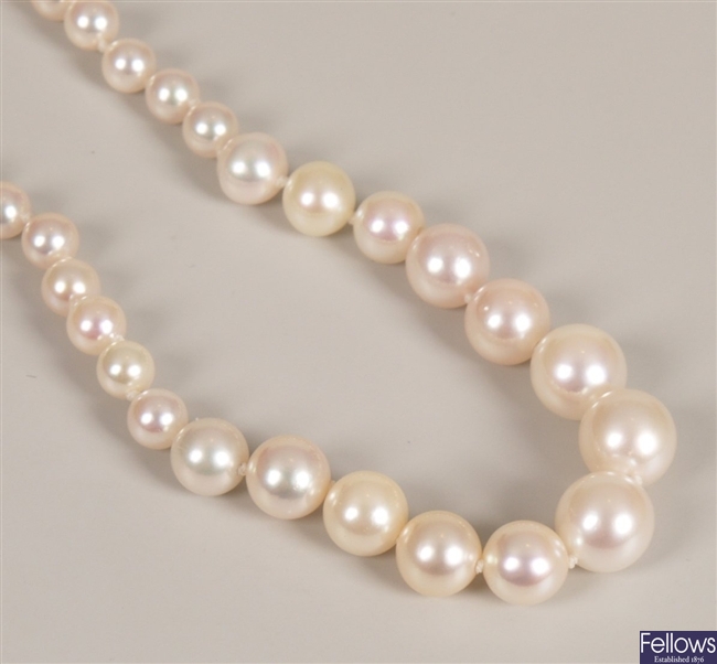A single graduated row cultured pearl necklet