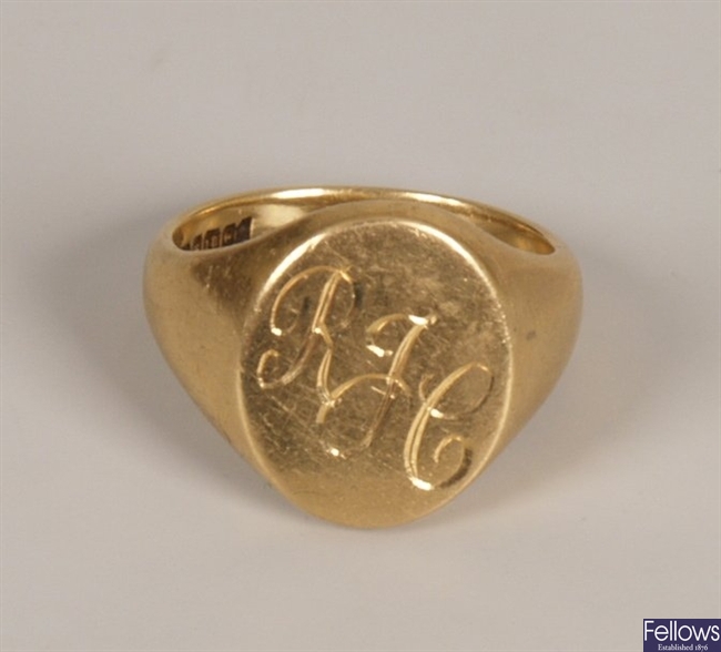A gentleman's 18ct gold heavy oval top signet