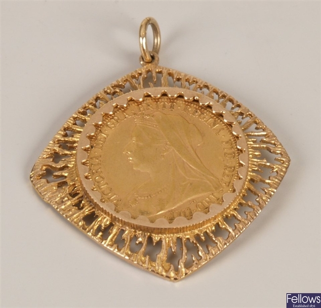 Full sovereign in a square pendant mount in an