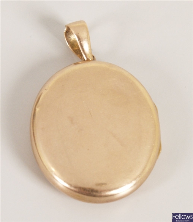 Victorian gold oval locket of plain from with a