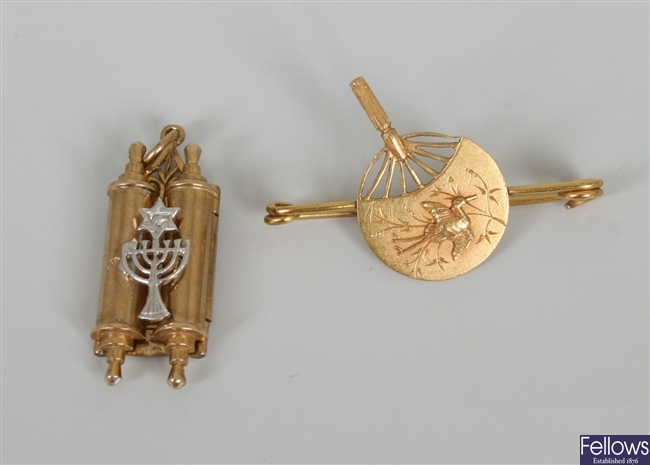 Two items, to include a bar brooch with a central