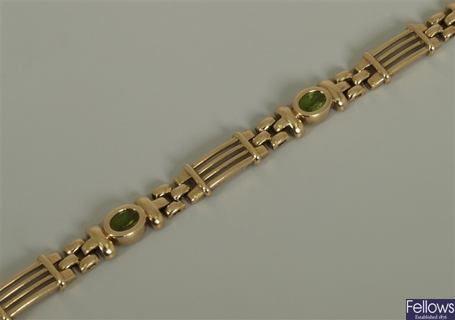 9ct gold peridot fancy bracelet with a repeated
