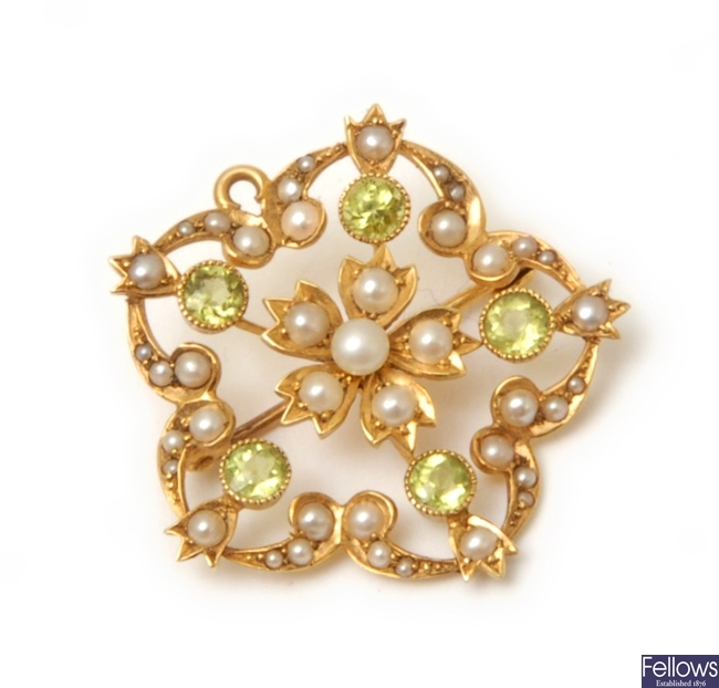 An Edwardian 15ct gold peridot and split pearl