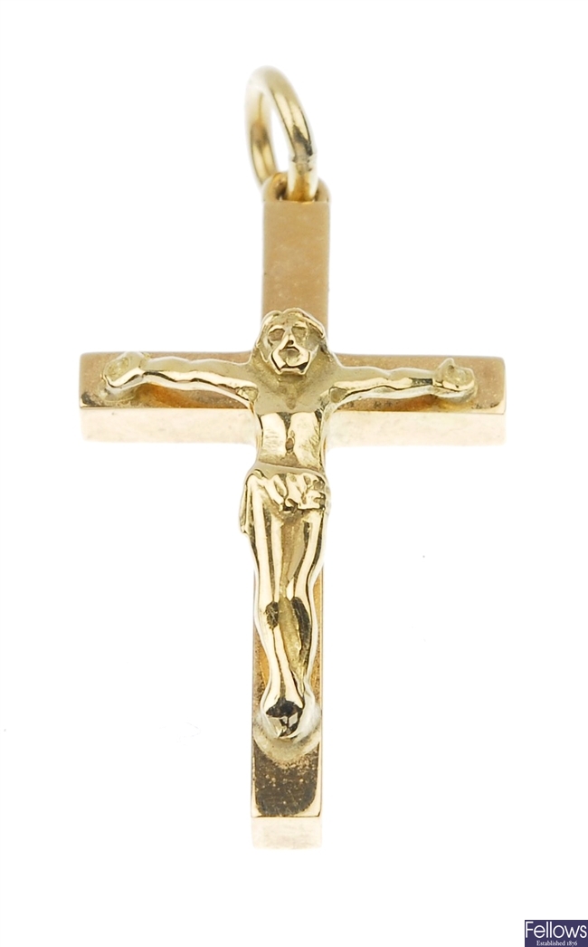 18ct gold crucifix pendant.