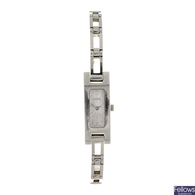 A stainless steel quartz lady's Gucci 3900L bracelet watch.