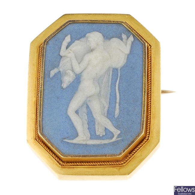 An early 20th century cameo brooch.