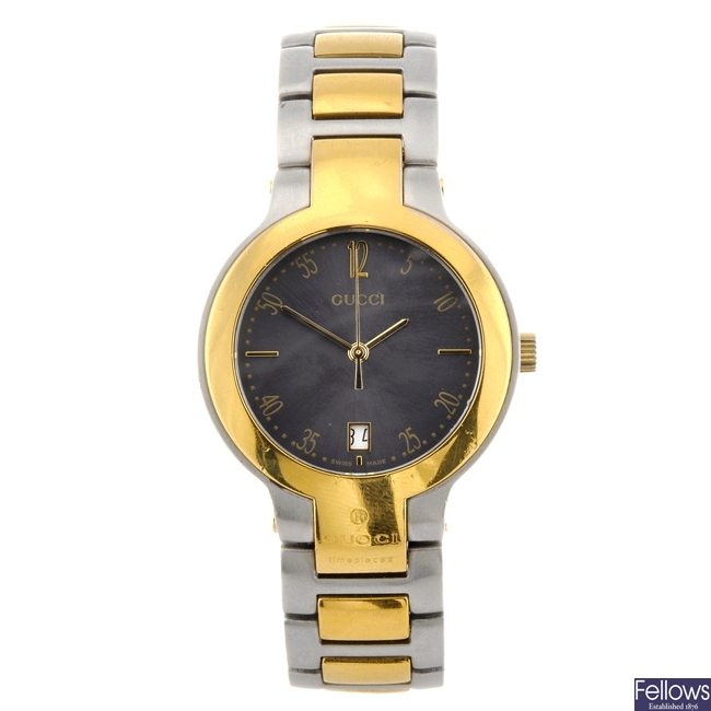 (119173177) A bi-colour quartz gentleman's Gucci 8900M bracelet watch.