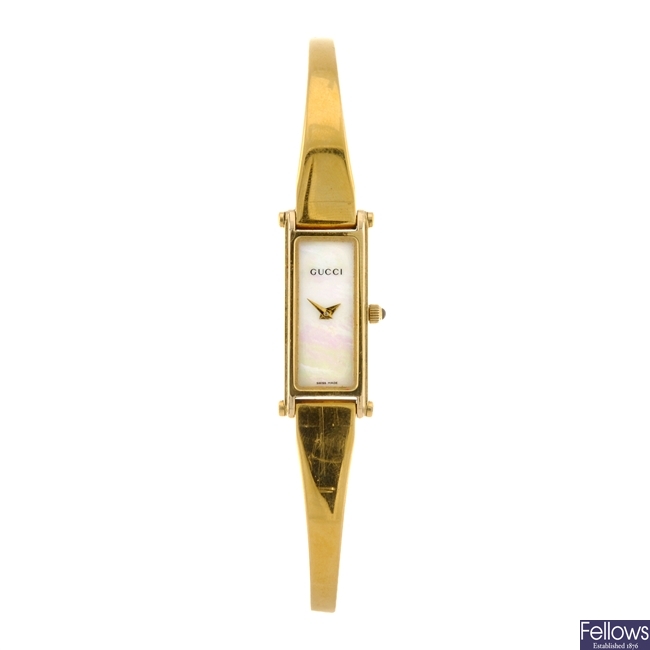 A gold plated quartz lady's Gucci 1500L bracelet watch.