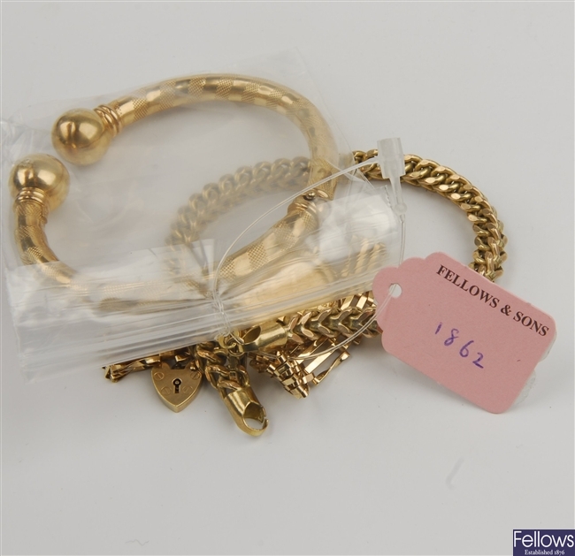 (708006837)  torque bangle,  link bracelet, ring mounted coin