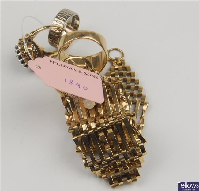 (708006743) 9ct gate bracelet, five assorted rings