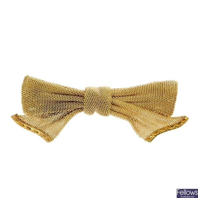 A 1920s 15ct gold mesh bow brooch.