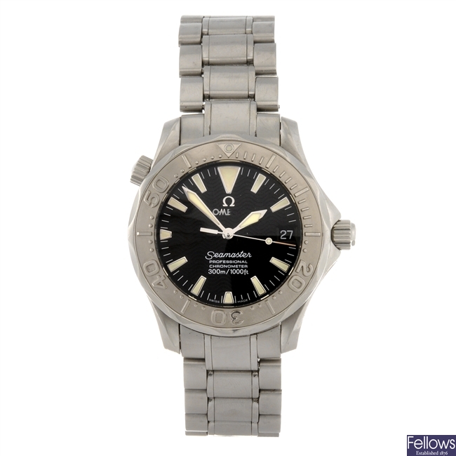 (3016) A stainless steel automatic mid-size Omega Seamaster bracelet watch.