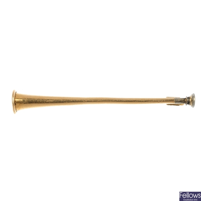An early 20th century 15ct gold hunting horn brooch.