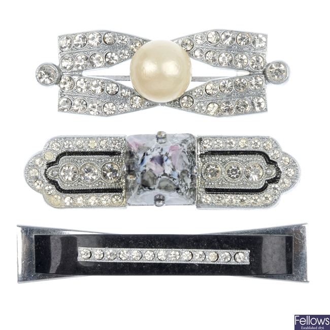 A selection of early 20th century brooches, some with imitation pearl detail.