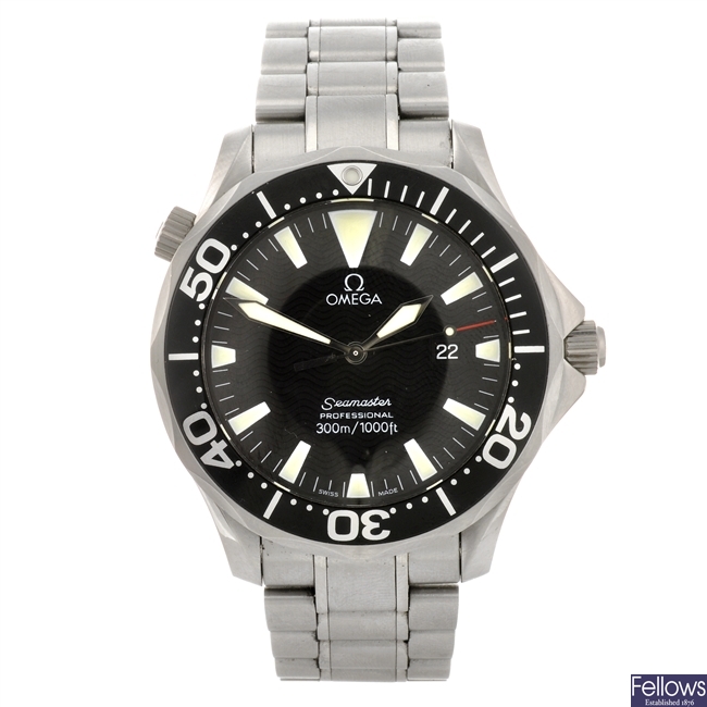 (033077) A stainless steel quartz gentleman's Omega Seamaster bracelet watch.