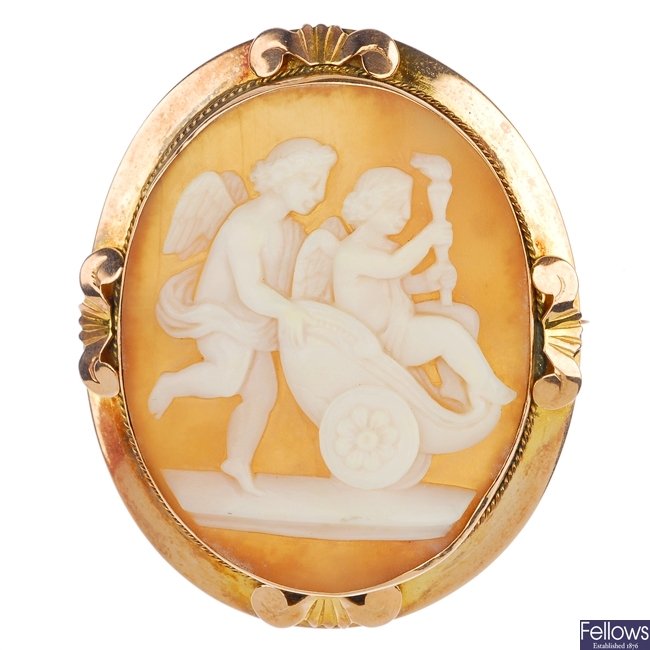 A selection of two cameo brooches.