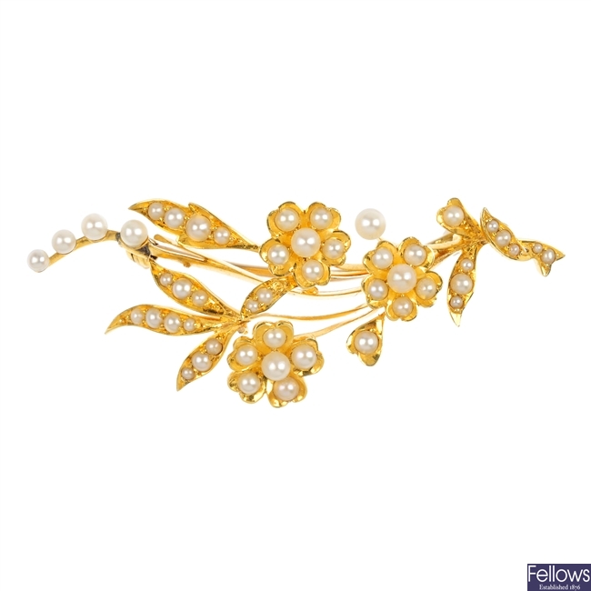 An early 20th century 15ct gold seed and split pearl brooch.