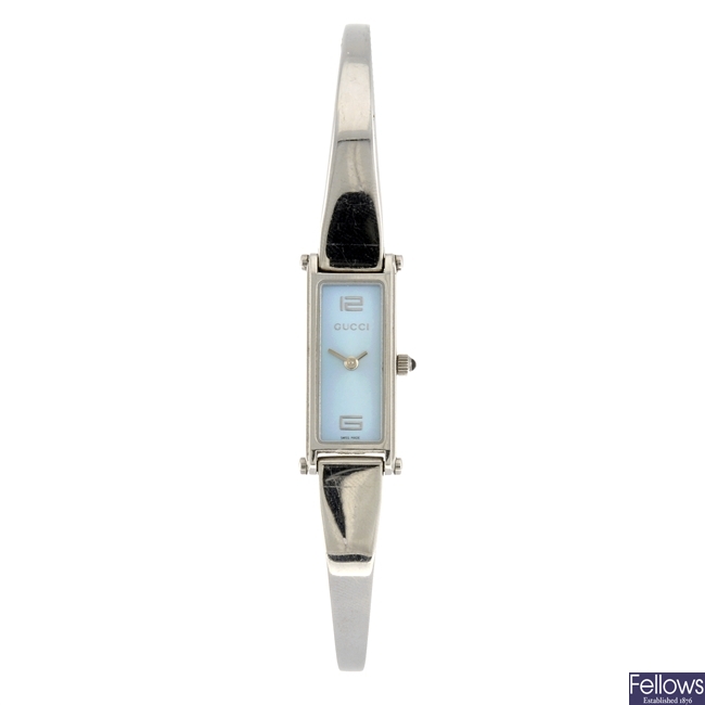 A stainless steel quartz lady's Gucci 1500L bracelet watch.