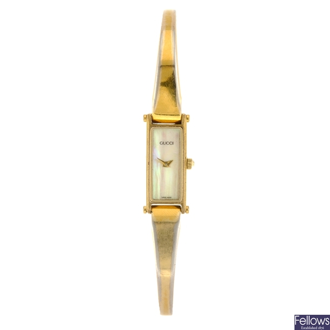 A gold plated quartz lady's Gucci 1500 bangle watch.