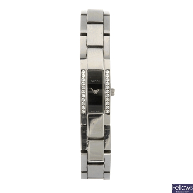 A stainless steel quartz lady's Gucci 4600L bracelet watch.