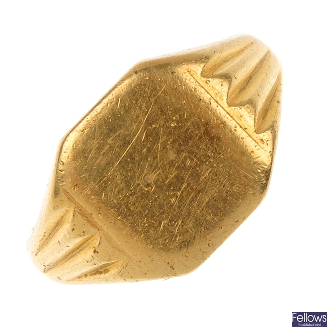 A gentleman's 18ct gold signet ring.