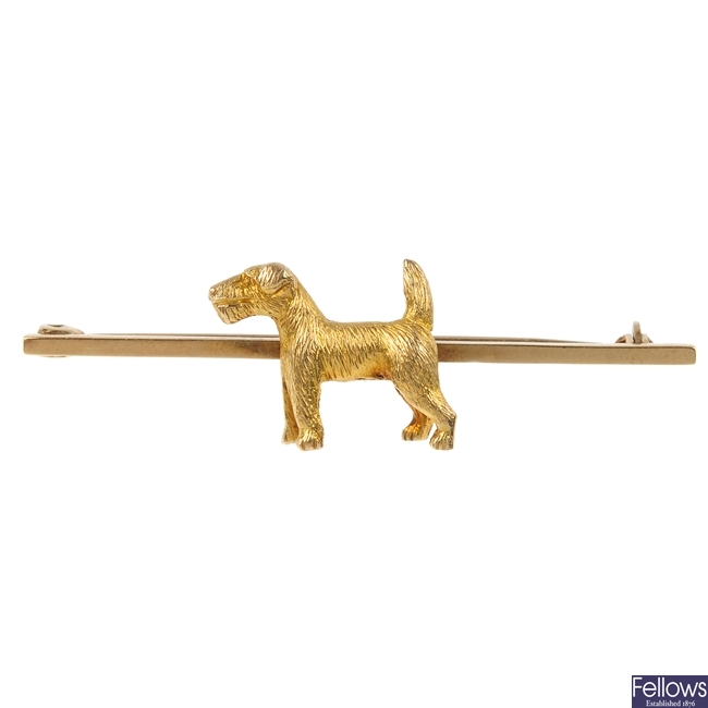 A 1950s 9ct gold terrier bar brooch.