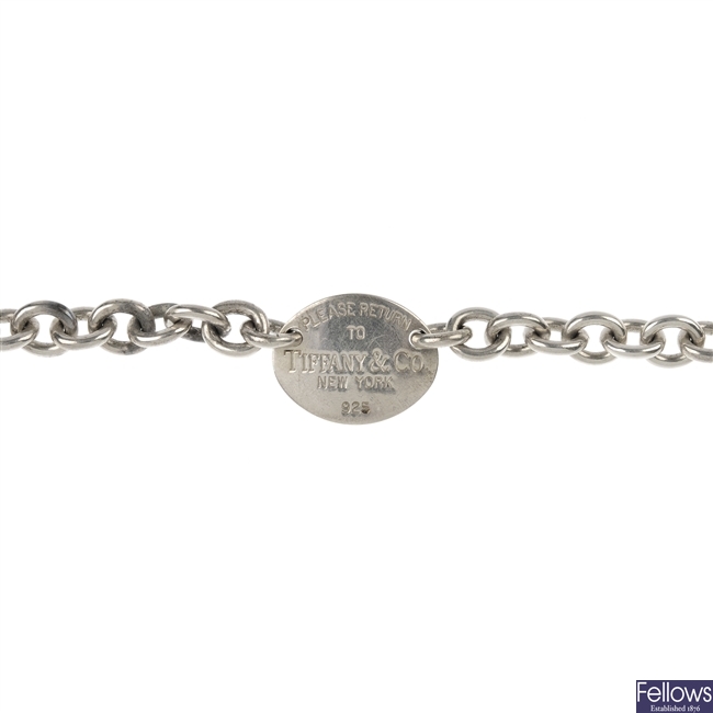 TIFFANY & CO. - a silver 'Return to Tiffany' bracelet.