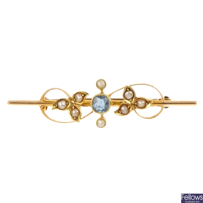 An early 20th century 15ct gold aquamarine and seed pearl brooch.