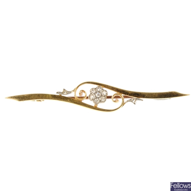 An early 20th century 15ct gold and platinum diamond floral bar brooch. 