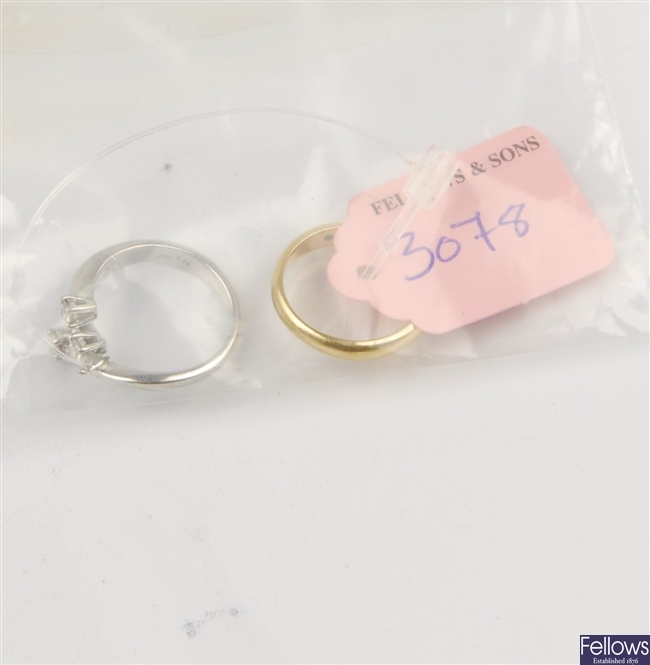 (917005242) two assorted rings