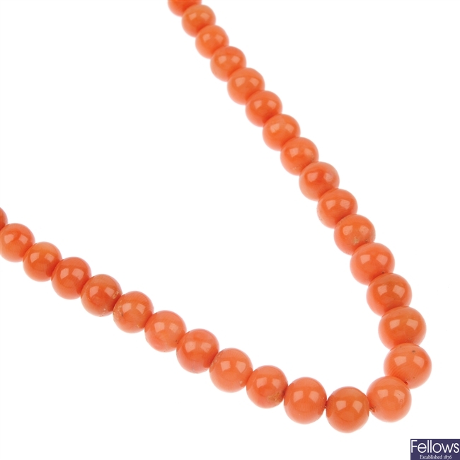 A coral bead single-row necklace. 