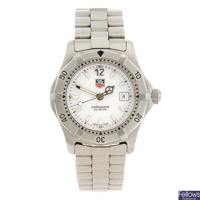 (909005618) A stainless steel quartz lady's Tag Heuer 2000 Series bracelet watch.