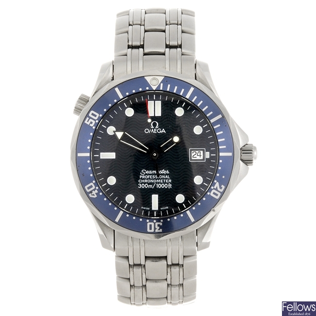 (814032386) A stainless steel automatic gentleman's Omega Seamaster Professional bracelet watch.