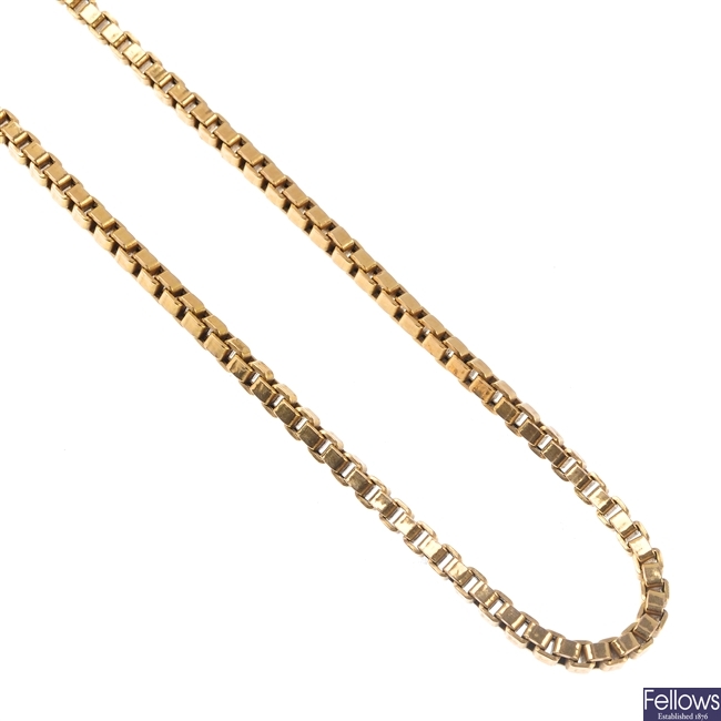 A 9ct gold box link chain necklace.