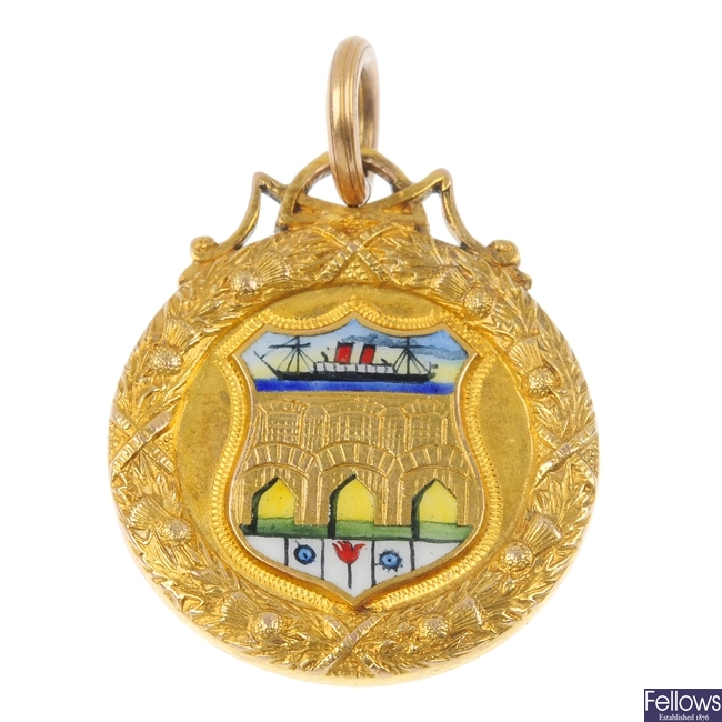 A 1930s 9ct gold enamel medallion.