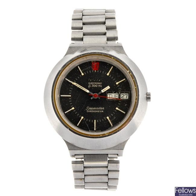 A stainless steel electronic gentleman's Omega Seamaster f300Hz bracelet watch.