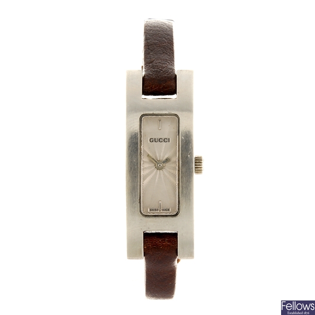 A stainless steel quartz lady's Gucci 3900L wrist watch.