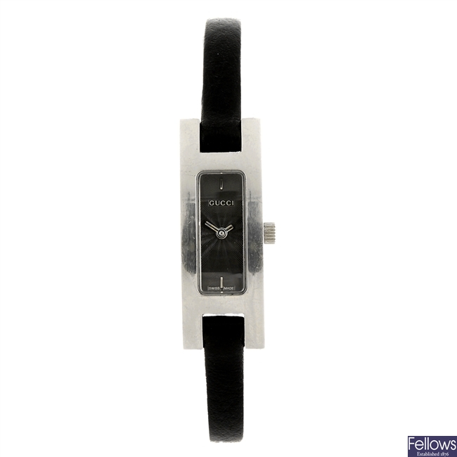 A stainless steel quartz lady's Gucci 3900L wrist watch.